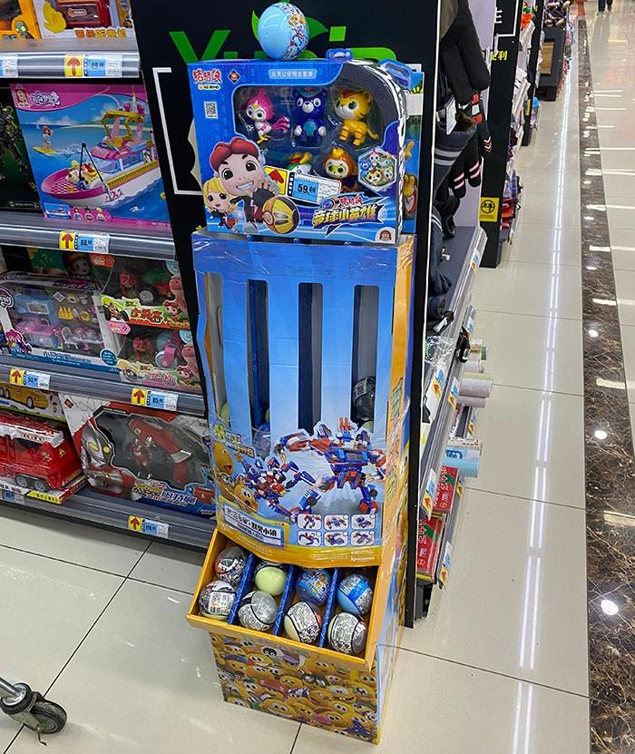 Paper Balls Standee